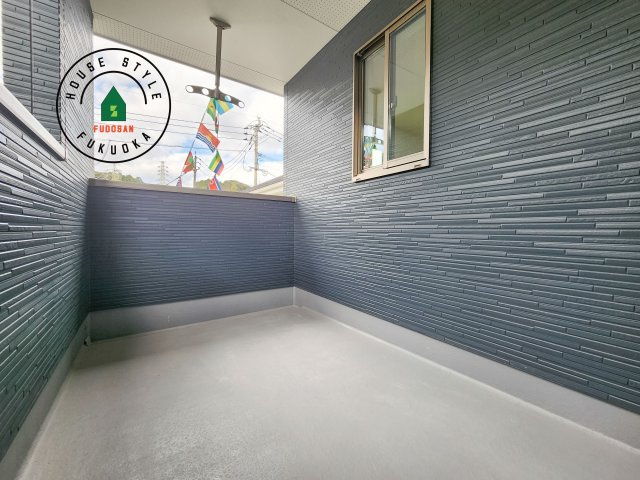 福岡市南区桧原5丁目第1-4棟（2号棟）の外観：施工例|風をしっかりと感じられるバルコニーでは、毎日が洗濯日和です。広々としているので洗濯も楽しくなるでしょうし、気分転換にバルコニーからの眺めを楽しむのもいいでしょう。