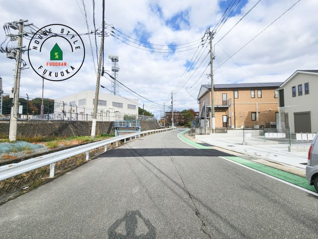 福岡市南区桧原5丁目第1-4棟（2号棟）の前面道路含む現地写真|前面道路は閑静な住宅地をはしる車通りの少ない道路。お車の出し入れが苦手なママや小さなお子様にも安心ですね。しっかり舗装もされているので、ベビーカーや自転車で通っても快適に通行できます。