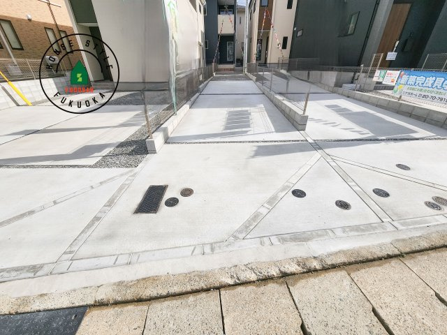 福岡市南区桧原5丁目第1-4棟（2号棟）の駐車場|広々した駐車場になります。3台並列駐車となります。