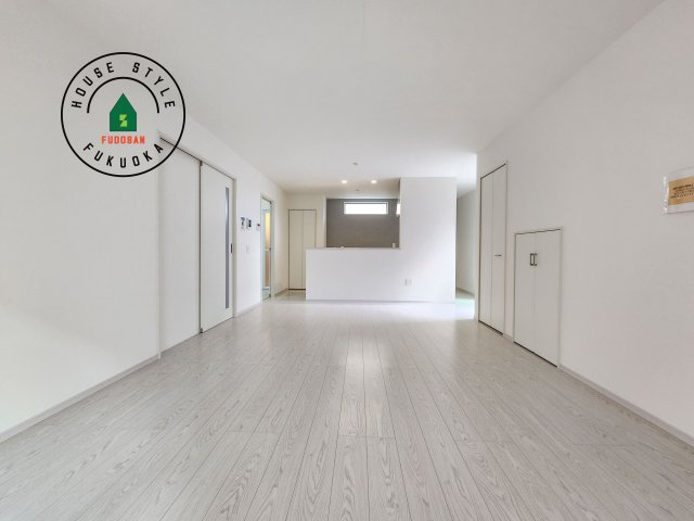 福岡市南区桧原5丁目第1-4棟（2号棟）の内観：施工例|ご家族を近くに感じられる対面キッチンのLDK。会話もはずみそうですね。