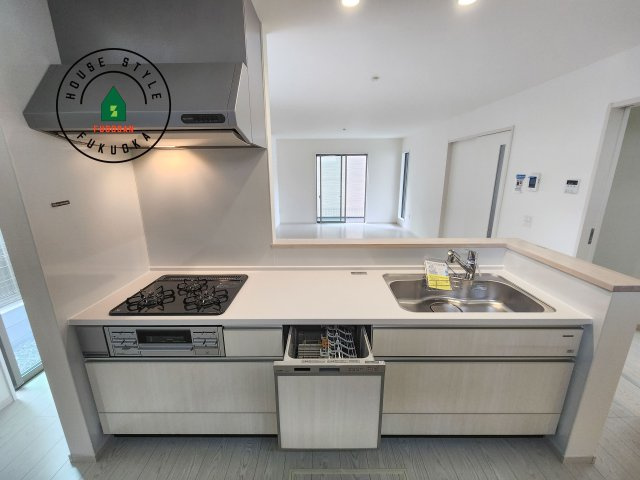 福岡市南区桧原5丁目第1-4棟（2号棟）の内観：施工例|キッチン。グリル・食器洗い乾燥機・浄水器も完備。