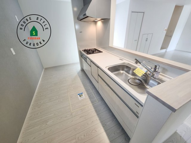 福岡市南区桧原5丁目第1-4棟（2号棟）の内観：施工例|ダイニングテーブルへの配膳がラクラク、お料理はかどるカウンター付きシステムキッチン！