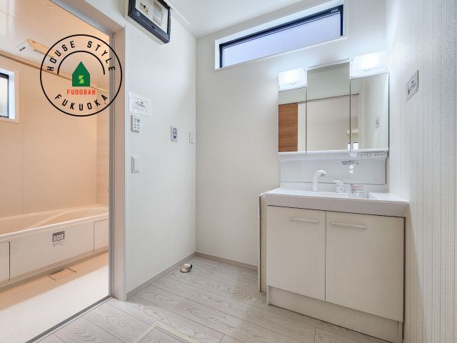 福岡市南区桧原5丁目第1-4棟（3号棟）の内観：施工例|ゆとりの洗面スペースで朝の身支度もスムーズに。暮らしを快適に変えるシャワー付洗面台です！