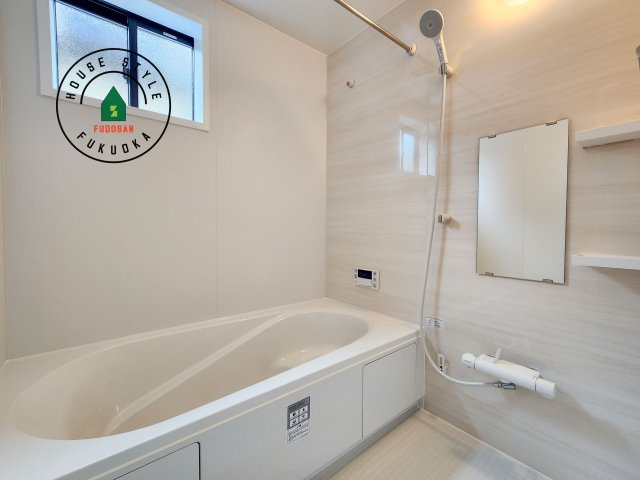 福岡市南区桧原5丁目第1-4棟（3号棟）の内観：施工例|1日の疲れを癒してくれる広々バスルーム。雨の日のお洗濯にも大活躍な浴室乾燥機付です！