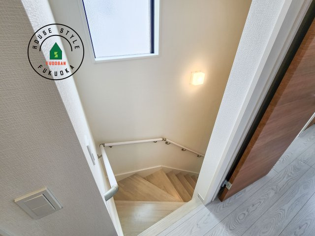 福岡市南区桧原5丁目第1-4棟（3号棟）の内観：施工例|階段からも明るい光が入ります。採光や通風も階段の重要な役割です。