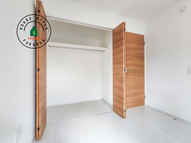 福岡市南区桧原5丁目第1-4棟（3号棟）の内観：施工例|洋服や大きな荷物が多い方や人数の多いご家族などは、一般的なクローゼットよりもウォークインクローゼットのほうが使い勝手が良いです。