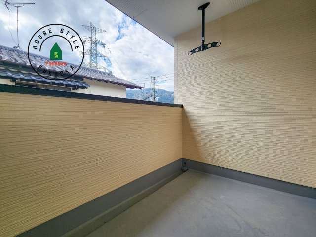 福岡市南区桧原5丁目第1-4棟（3号棟）の外観：施工例|風をしっかりと感じられるバルコニーでは、毎日が洗濯日和です。広々としているので洗濯も楽しくなるでしょうし、気分転換にバルコニーからの眺めを楽しむのもいいでしょう。