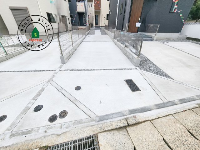 福岡市南区桧原5丁目第1-4棟（3号棟）の駐車場|広々した駐車場になります。3台並列駐車となります。