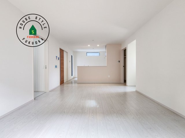 福岡市南区桧原5丁目第1-4棟（3号棟）の内観：施工例|ご家族を近くに感じられる対面キッチンのLDK。会話もはずみそうですね。