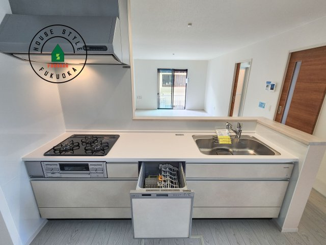 福岡市南区桧原5丁目第1-4棟（3号棟）の内観：施工例|キッチン。グリル・食器洗い乾燥機・浄水器も完備。