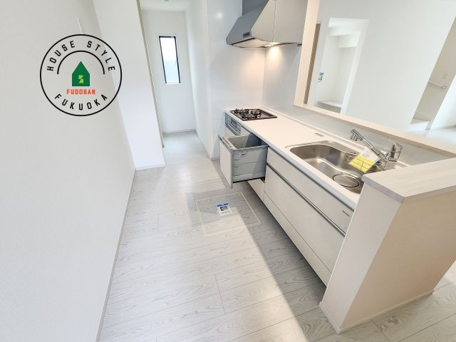 福岡市南区桧原5丁目第1-4棟（3号棟）の内観：施工例|ダイニングテーブルへの配膳がラクラク、お料理はかどるカウンター付きシステムキッチン！