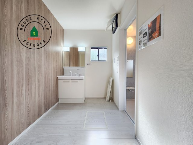 福岡市南区桧原5丁目第1-4棟（4号棟）の内観：施工例|ゆとりの洗面スペースで朝の身支度もスムーズに。暮らしを快適に変えるシャワー付洗面台です！