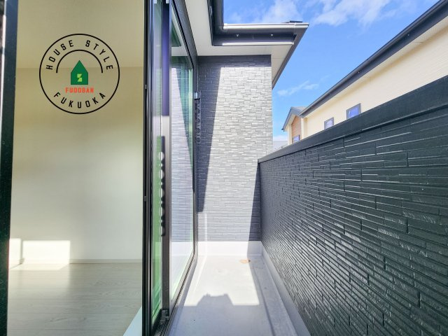 福岡市南区桧原5丁目第1-4棟（4号棟）の外観：施工例|風をしっかりと感じられるバルコニーでは、毎日が洗濯日和です。広々としているので洗濯も楽しくなるでしょうし、気分転換にバルコニーからの眺めを楽しむのもいいでしょう。