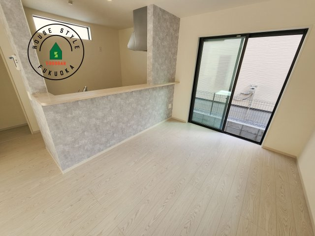 福岡市南区桧原5丁目第1-4棟（4号棟）の内観：施工例|キッチンから立ち込める香りが今日の料理を期待させます。