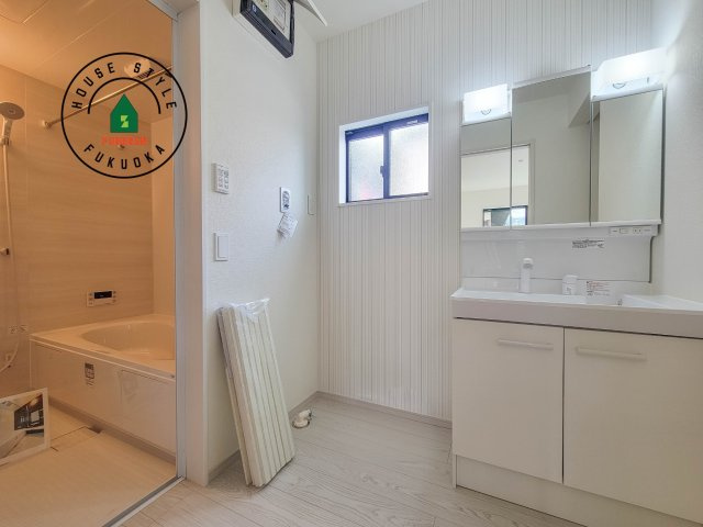 福岡市城南区樋井川7丁目第2-4棟（1号棟）の脱衣所|ゆとりの洗面スペースで朝の身支度もスムーズに。暮らしを快適に変えるシャワー付洗面台です！