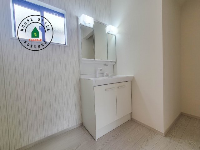 福岡市城南区樋井川7丁目第2-4棟（1号棟）の独立洗面台|毎日使うものだから清潔な空間を保ちたい水回り。洗面にはそんな願いを解消させてくれる収納アイデアが満載です。三面鏡の裏側にはキャビネットが現れ小物から背の高い物まで収納できます。