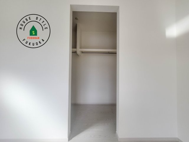 福岡市城南区樋井川7丁目第2-4棟（1号棟）の収納|洋服や大きな荷物が多い方や人数の多いご家族などは、一般的なクローゼットよりもウォークインクローゼットのほうが使い勝手が良いです。