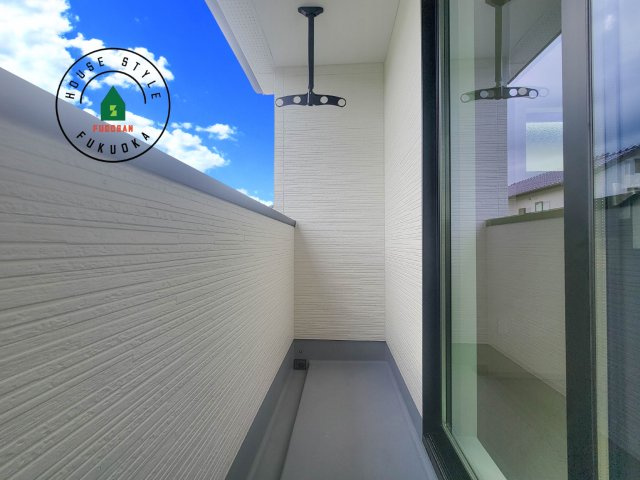 福岡市城南区樋井川7丁目第2-4棟（1号棟）のバルコニー|風をしっかりと感じられるバルコニーでは、毎日が洗濯日和です。広々としているので洗濯も楽しくなるでしょうし、気分転換にバルコニーからの眺めを楽しむのもいいでしょう。