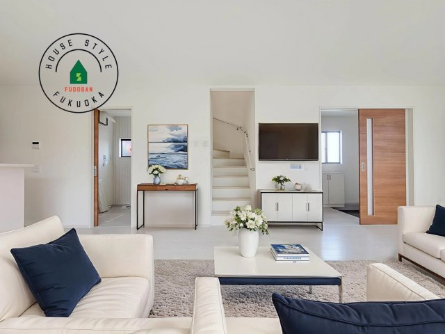 福岡市城南区樋井川7丁目第2-4棟（1号棟）の居間・リビング|明るく開放的なリビングダイニングは豊かな陽光が注ぎ込み、やすらぎの空間を演出してくれます。ご家族で楽しいひとときをお過ごし下さい。※家具はCGを合成したものです。