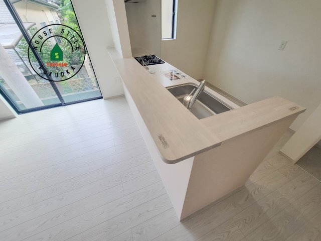 福岡市城南区樋井川7丁目第2-4棟（1号棟）のダイニング|キッチンから立ち込める香りが今日の料理を期待させます。