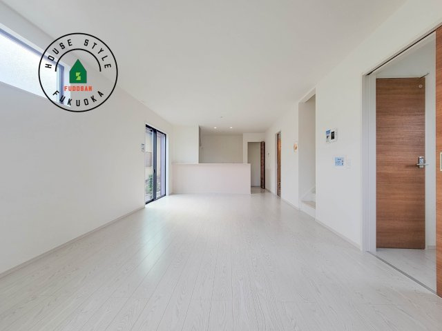 福岡市城南区樋井川7丁目第2-4棟（1号棟）の居間・リビング|キッチンからリビングをしっかり確認できます。家族の笑顔があふれる空間になりそうですね。