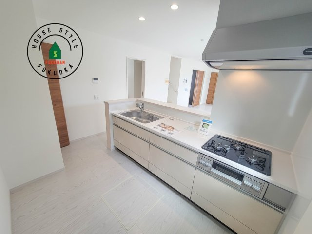 福岡市城南区樋井川7丁目第2-4棟（1号棟）のキッチン|ダイニングテーブルへの配膳がラクラク、お料理はかどるカウンター付きシステムキッチン！