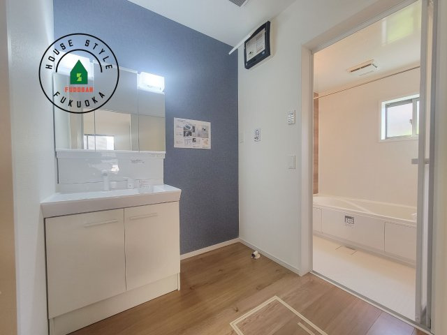 古賀市薦野第1-3棟（1号棟）の脱衣所|ゆとりの洗面スペースで朝の身支度もスムーズに。暮らしを快適に変えるシャワー付洗面台です！