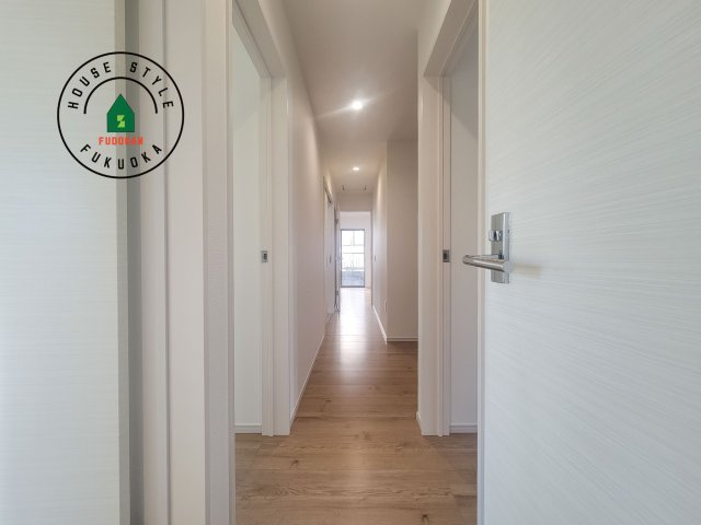 古賀市薦野第1-3棟（1号棟）の内装|＜手すり付階段＞手すりがないと階段の昇り降りで危険なことはもちろん、壁に手をつきながら歩くことで壁紙が汚れやすくなります。すべての方に快適に昇り降りしていただくため、手すりを設置しました。