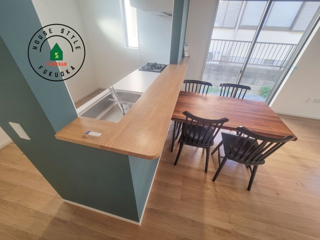 古賀市薦野第1-3棟（1号棟）のダイニング|キッチンから立ち込める香りが今日の料理を期待させます。