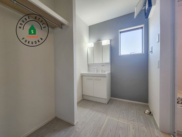 福津市福間南1丁目第3-2棟（2号棟）の脱衣所|ゆとりの洗面スペースで朝の身支度もスムーズに。暮らしを快適に変えるシャワー付洗面台です！