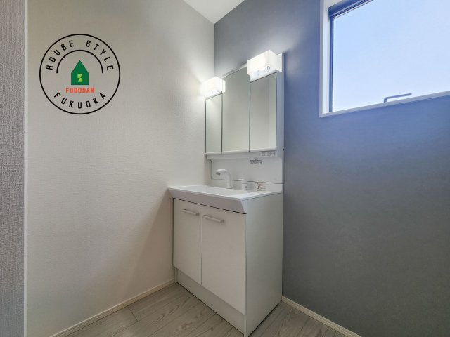 福津市福間南1丁目第3-2棟（2号棟）の独立洗面台|毎日使うものだから清潔な空間を保ちたい水回り。洗面にはそんな願いを解消させてくれる収納アイデアが満載です。三面鏡の裏側にはキャビネットが現れ小物から背の高い物まで収納できます。