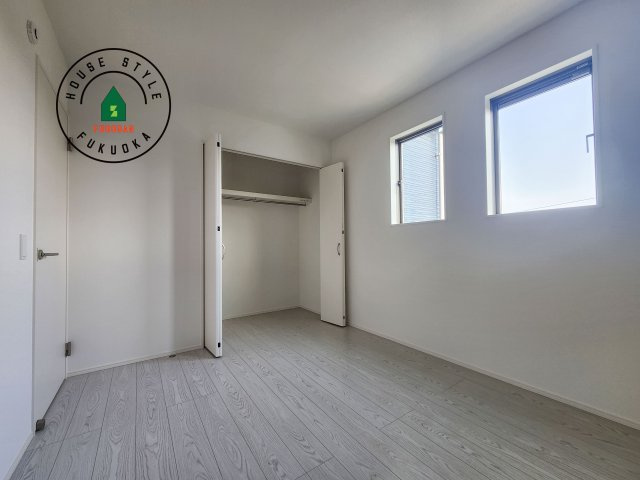 福津市福間南1丁目第3-2棟（2号棟）の子供部屋|柔らかい陽光が差し込む明るいお部屋を演出する設計。彩光の取れる窓が気持ちの良いお部屋を創り上げます。