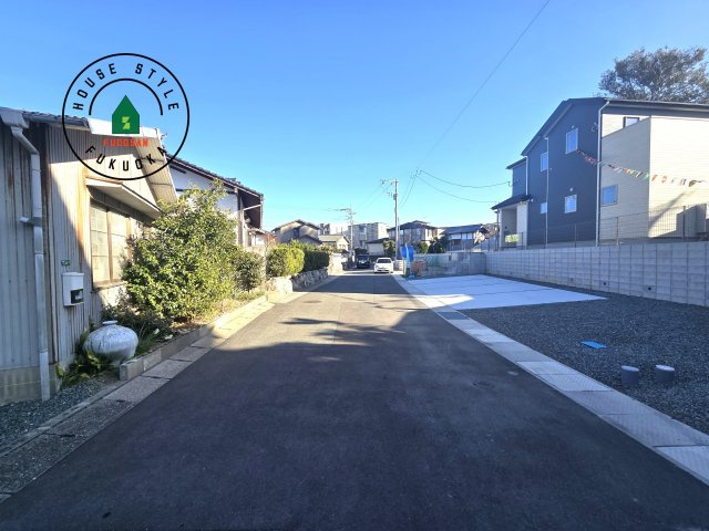 福津市福間南1丁目第3-2棟（2号棟）の前面道路含む現地写真|前面道路は閑静な住宅地をはしる車通りの少ない道路。お車の出し入れが苦手なママや小さなお子様にも安心ですね。しっかり舗装もされているので、ベビーカーや自転車で通っても快適に通行できます。