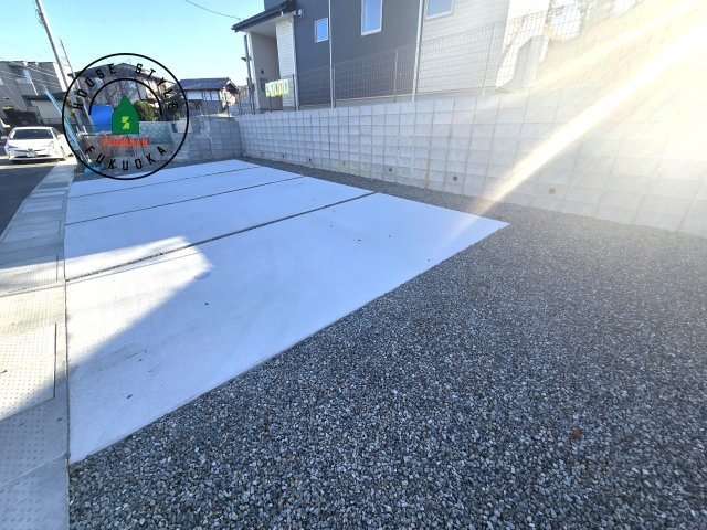 福津市福間南1丁目第3-2棟（2号棟）の駐車場|広々した駐車場になります。3台並列駐車となります。