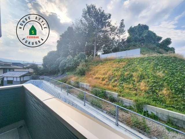 福津市福間南1丁目第3-2棟（2号棟）の展望|窓から緑が見える物件も魅力的です。