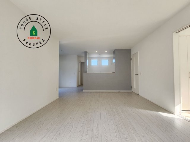 福津市福間南1丁目第3-2棟（2号棟）の居間・リビング|ご家族を近くに感じられる対面キッチンのLDK。会話もはずみそうですね。