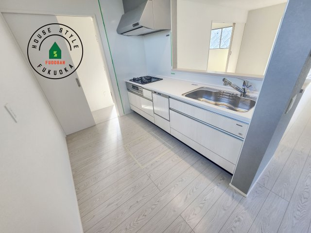 福津市福間南1丁目第3-2棟（2号棟）のキッチン|ダイニングテーブルへの配膳がラクラク、お料理はかどるカウンター付きシステムキッチン！