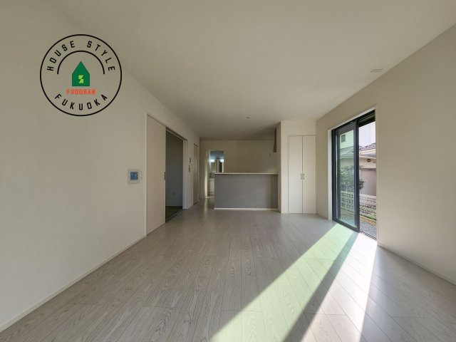 福津市光陽台6丁目第1-1棟（1号棟）の居間・リビング|ご家族を近くに感じられる対面キッチンのLDK。会話もはずみそうですね。