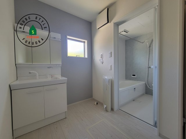 糟屋郡須恵町須恵第20-3棟（1号棟）の脱衣所|ゆとりの洗面スペースで朝の身支度もスムーズに。暮らしを快適に変えるシャワー付洗面台です！