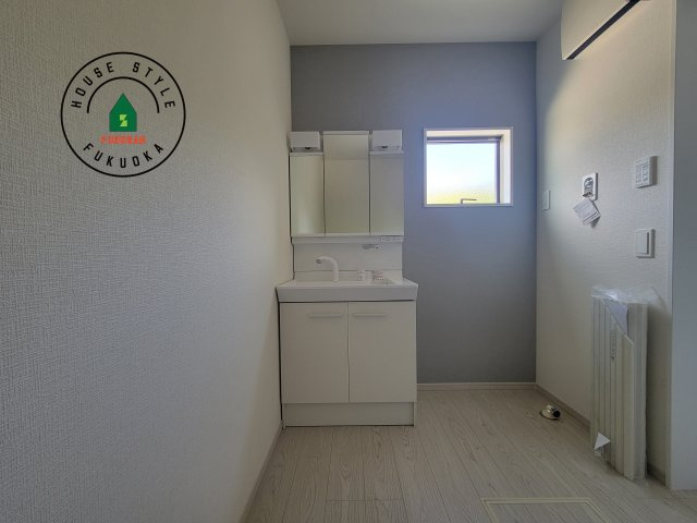 糟屋郡須恵町須恵第20-3棟（1号棟）の独立洗面台|毎日使うものだから清潔な空間を保ちたい水回り。洗面にはそんな願いを解消させてくれる収納アイデアが満載です。三面鏡の裏側にはキャビネットが現れ小物から背の高い物まで収納できます。