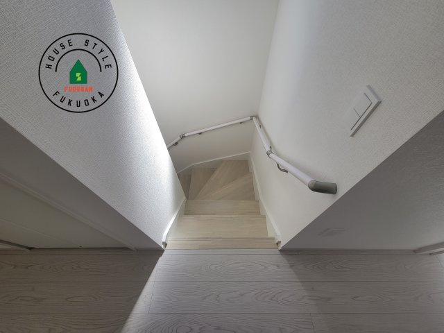 糟屋郡須恵町須恵第20-3棟（1号棟）の内装|階段からも明るい光が入ります。採光や通風も階段の重要な役割です。