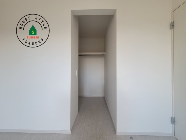 糟屋郡須恵町須恵第20-3棟（1号棟）の収納|洋服や大きな荷物が多い方や人数の多いご家族などは、一般的なクローゼットよりもウォークインクローゼットのほうが使い勝手が良いです。