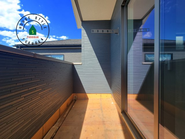 糟屋郡須恵町須恵第20-3棟（1号棟）のバルコニー|風をしっかりと感じられるバルコニーでは、毎日が洗濯日和です。広々としているので洗濯も楽しくなるでしょうし、気分転換にバルコニーからの眺めを楽しむのもいいでしょう。