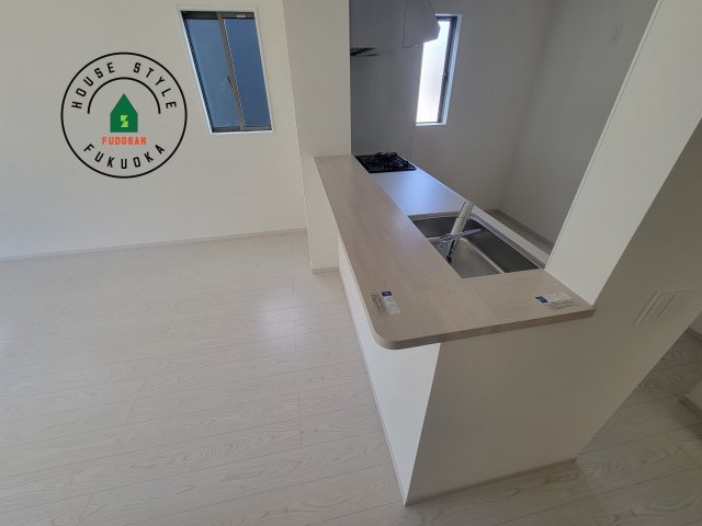 糟屋郡須恵町須恵第20-3棟（1号棟）のダイニング|キッチンから立ち込める香りが今日の料理を期待させます。