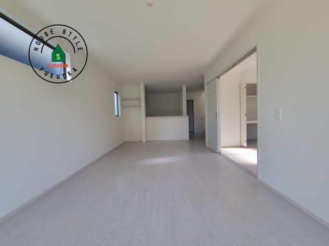 糟屋郡須恵町須恵第20-3棟（1号棟）の居間・リビング|ご家族を近くに感じられる対面キッチンのLDK。会話もはずみそうですね。