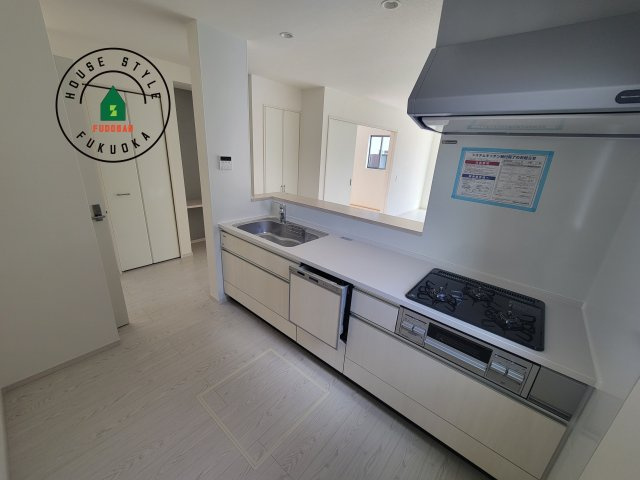 糟屋郡須恵町須恵第20-3棟（1号棟）のキッチン|ダイニングテーブルへの配膳がラクラク、お料理はかどるカウンター付きシステムキッチン！