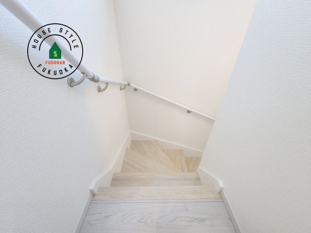 糟屋郡志免町王子3丁目第2-2棟（1号棟）の内装|階段からも明るい光が入ります。採光や通風も階段の重要な役割です。