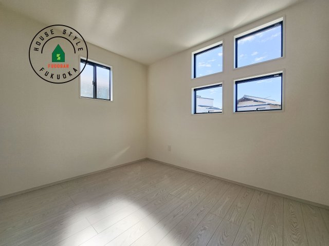 糟屋郡志免町王子3丁目第2-2棟（1号棟）の子供部屋|柔らかい陽光が差し込む明るいお部屋を演出する設計。彩光の取れる窓が気持ちの良いお部屋を創り上げます。