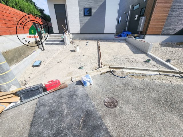 糟屋郡志免町王子3丁目第2-2棟（1号棟）の駐車場|広々した駐車場になります。3台並列駐車となります。