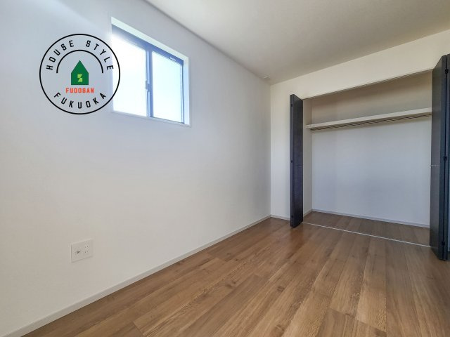 糟屋郡志免町王子3丁目第2-2棟（2号棟）の子供部屋|柔らかい陽光が差し込む明るいお部屋を演出する設計。彩光の取れる窓が気持ちの良いお部屋を創り上げます。